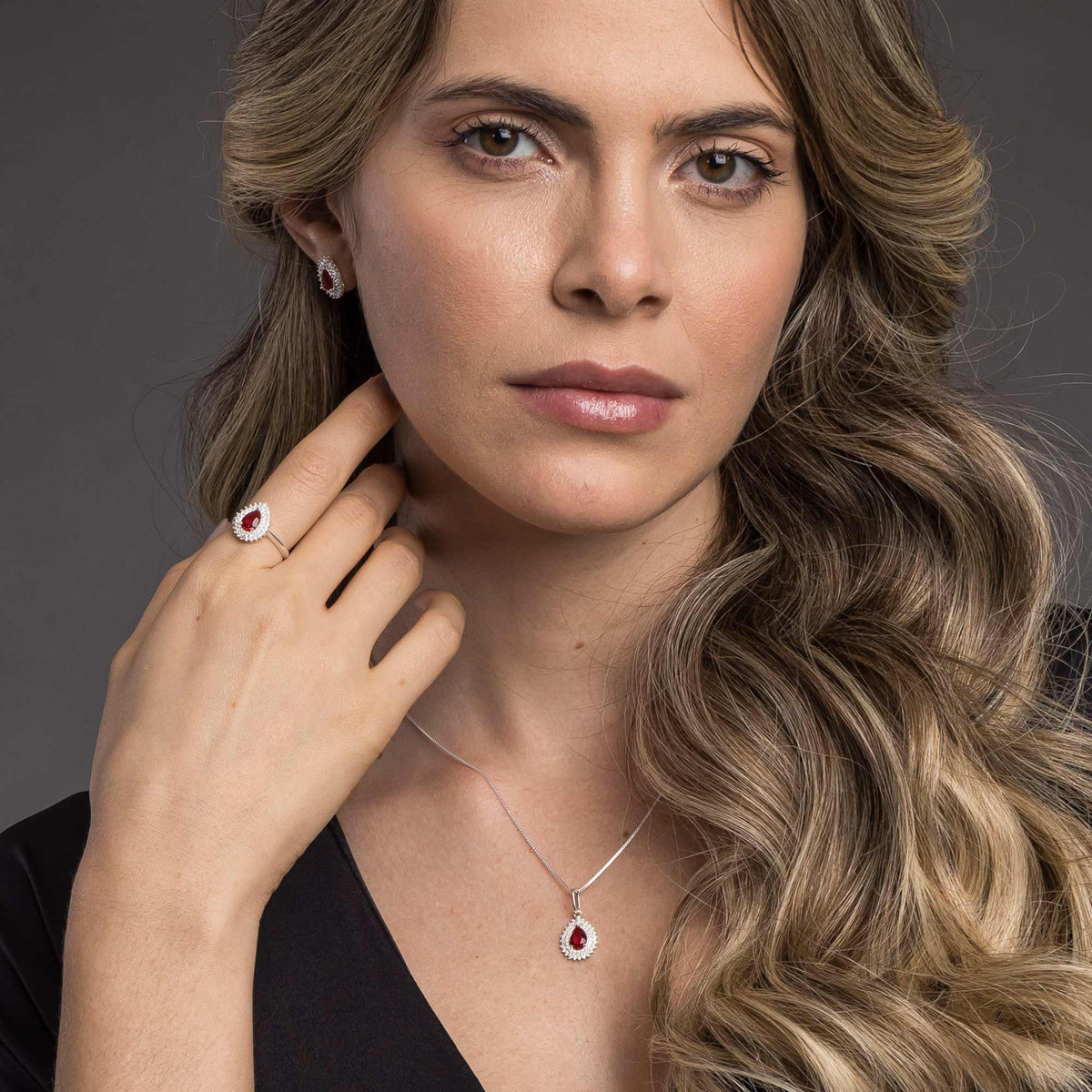 Anel de Prata Coleção Queens Gota Cristal Rubi 5x7mm e Zircônias Brancas - foto 5
