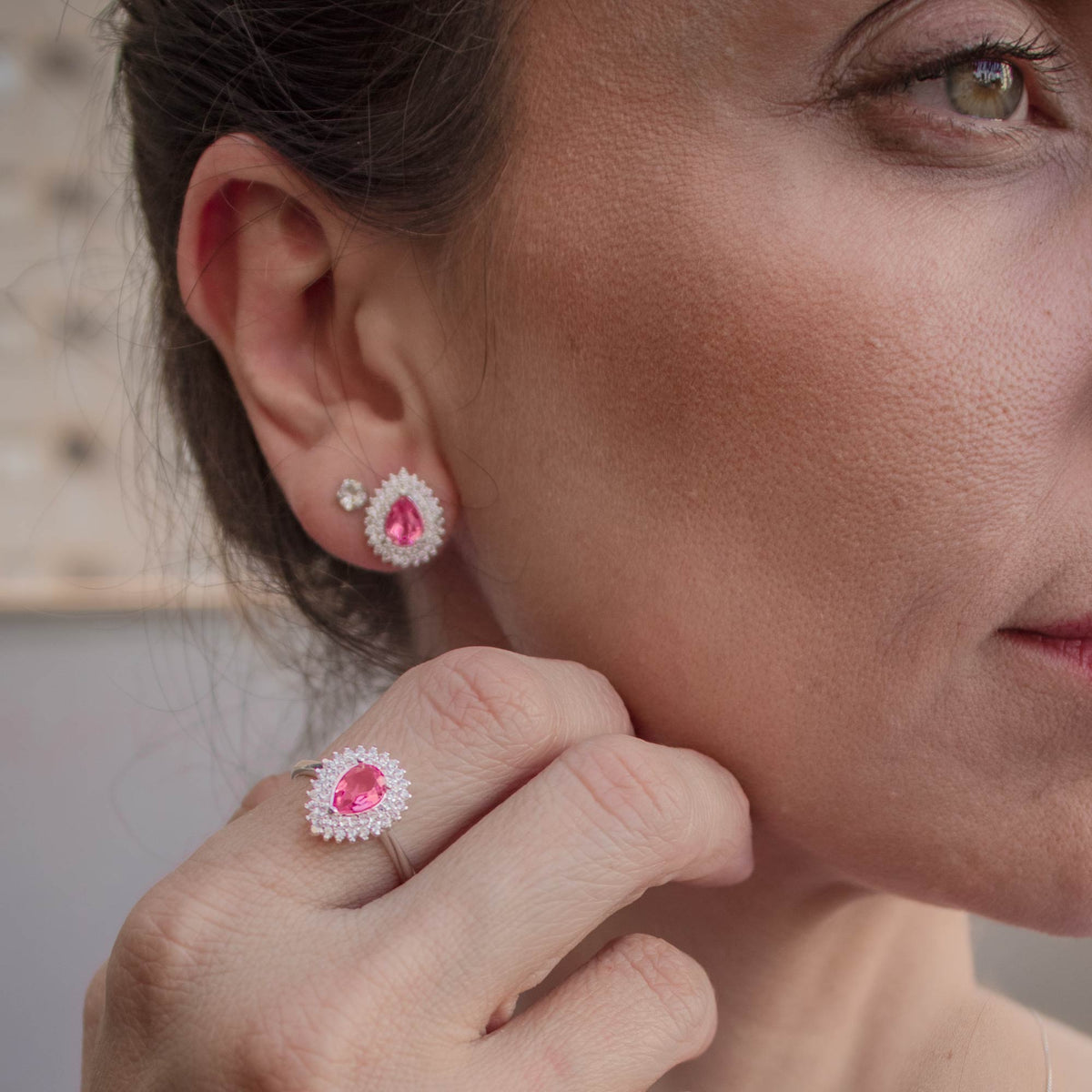 Anel de Prata Coleção Queens Gota Cristal Safira Rosa 5x7mm e Zircônias Brancas - foto 3