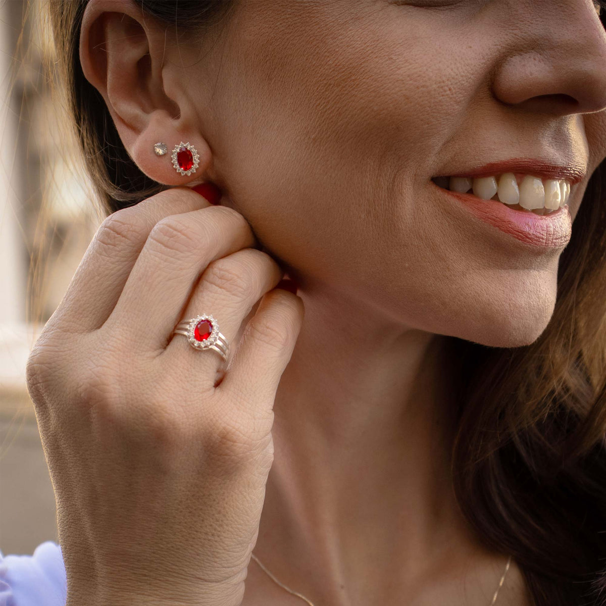 Anel de Prata Coleção Queens Oval Cristal Rubi 5x7mm e Zircônias Brancas - foto 2