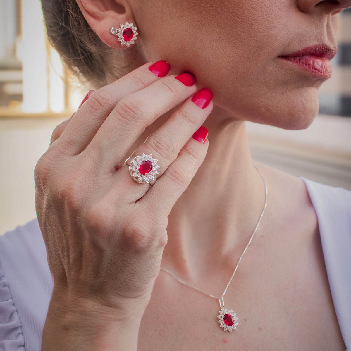 Anel de Prata Coleção Queens Oval Cristal Rubi 6x8mm e Zircônias Brancas - foto 2