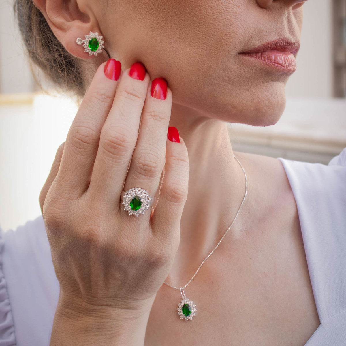 Anel de Prata Coleção Queens Oval Cristal Safira Esmeralda 6x8mm e Zircônias Brancas - foto 2