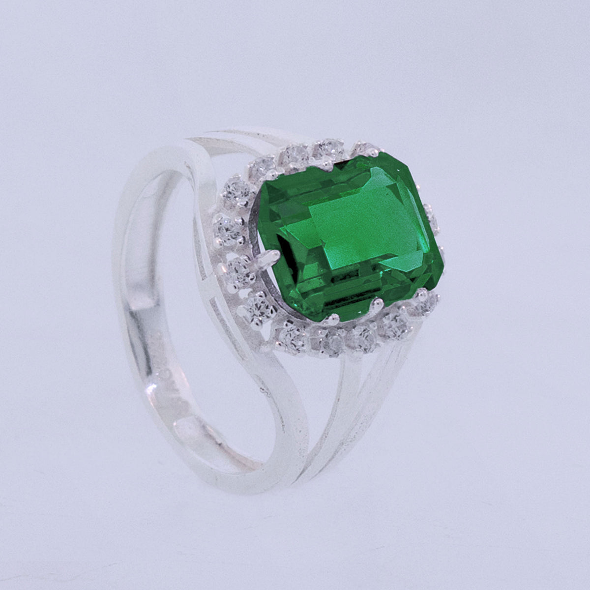 Anel de Prata Coleção Queens Cristal Esmeralda 8x10mm e Zircônias Brancas - foto 2