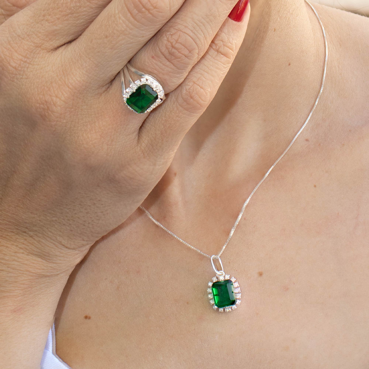 Anel de Prata Coleção Queens Cristal Esmeralda 8x10mm e Zircônias Brancas - foto 4