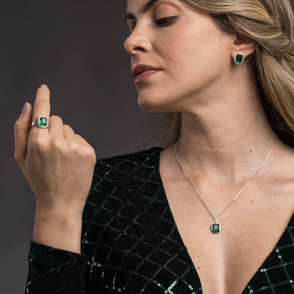 Anel de Prata Coleção Queens Cristal Esmeralda 8x10mm e Zircônias Brancas - foto 6