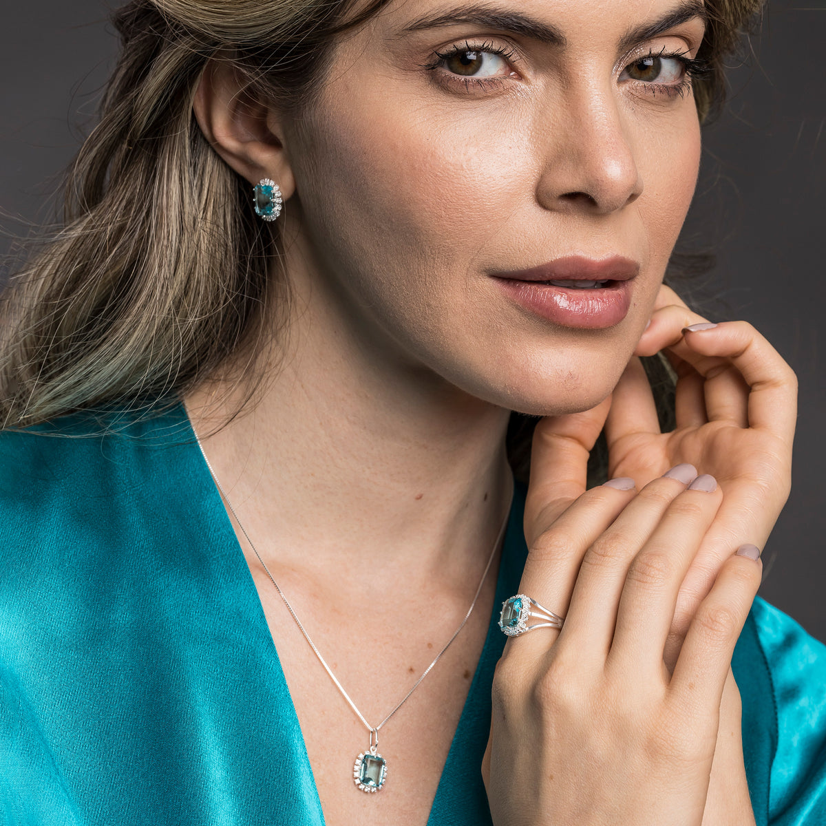 Anel de Prata Coleção Queens Cristal Topázio Sky 8x10mm e Zircônias Brancas - foto 4