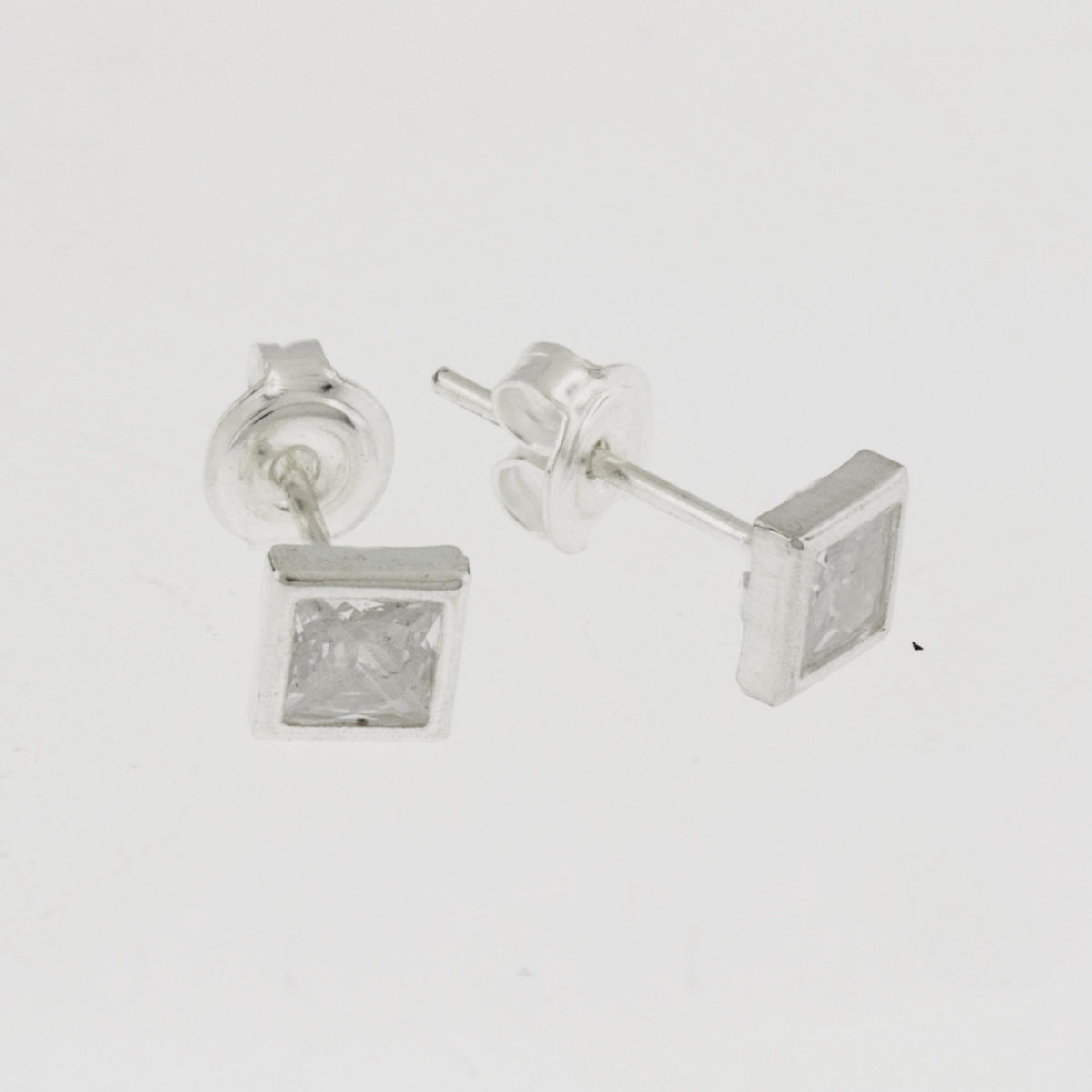 Brinco de Prata Ponto de Luz Quadrado Zircônia 6mm