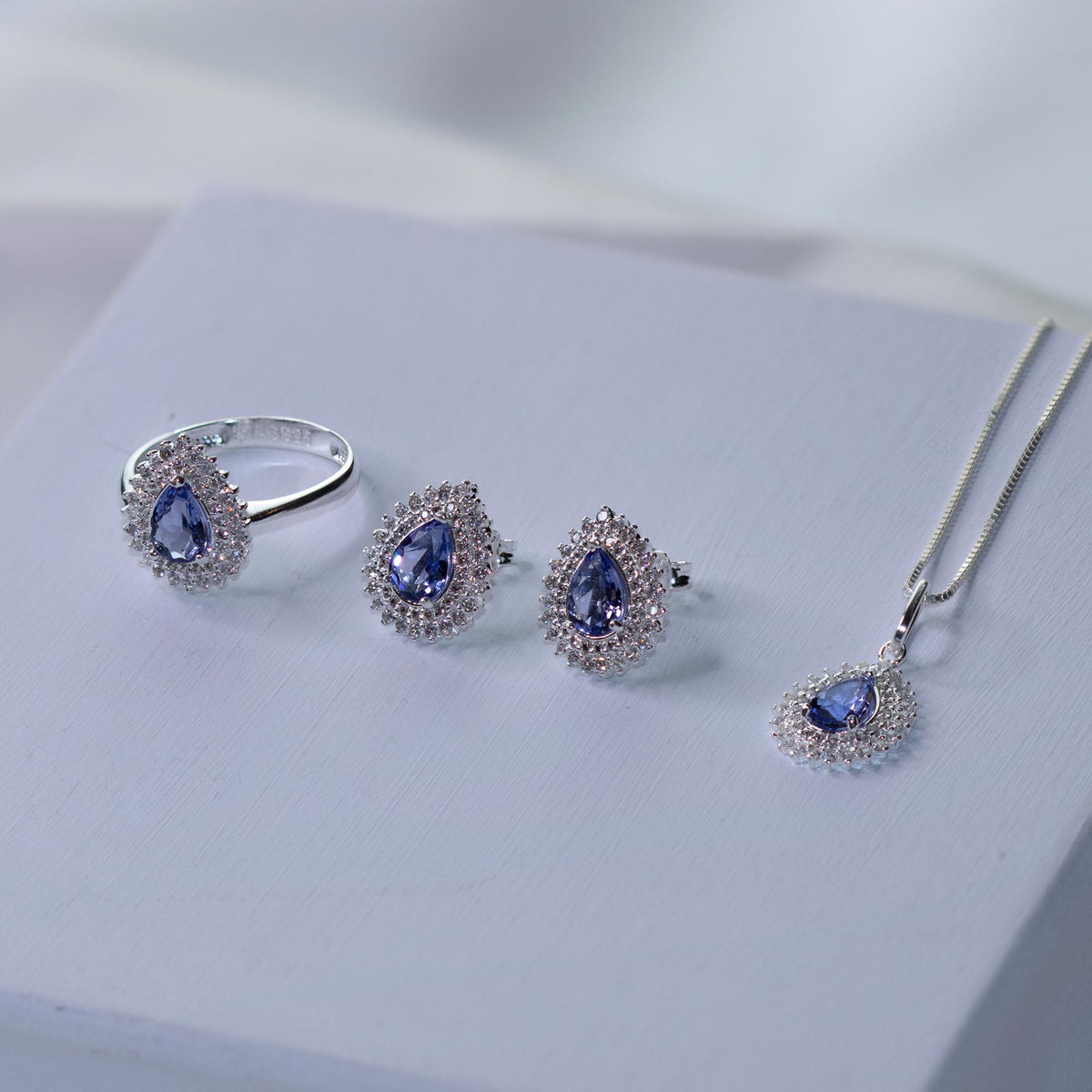 Anel de Prata Coleção Queens Cristal Tanzanita 5x7mm e Zircônias Brancas - foto 3