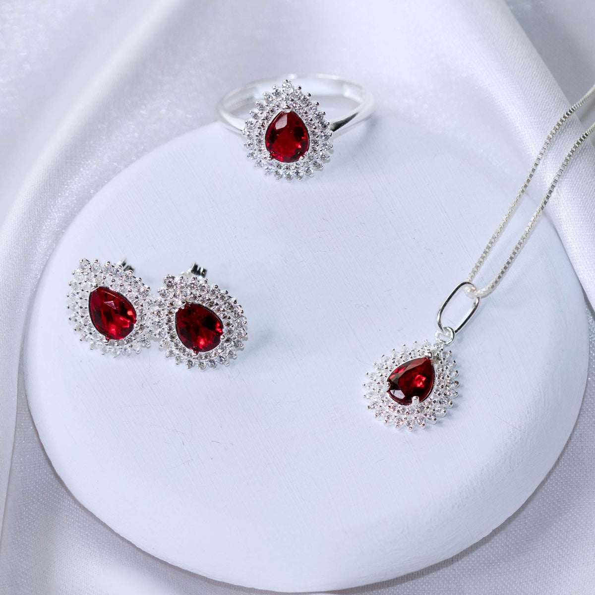 Anel de Prata Coleção Queens Gota Cristal Rubi 5x7mm e Zircônias Brancas - foto 3