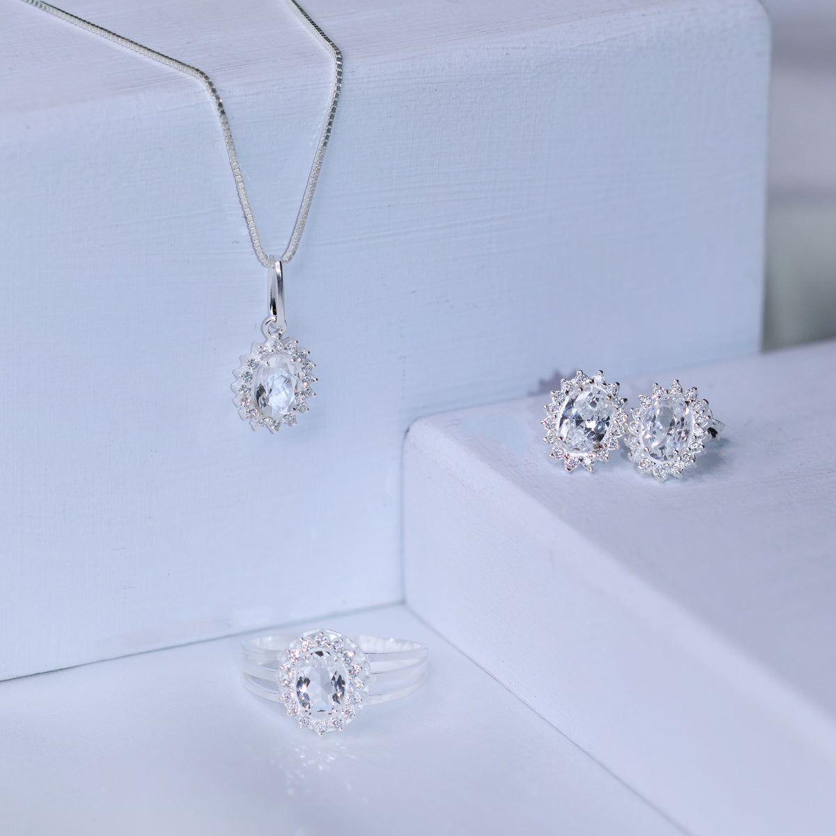 Anel de Prata Coleção Queens Oval Cristal 5x7mm e Zircônias Brancas - foto 3