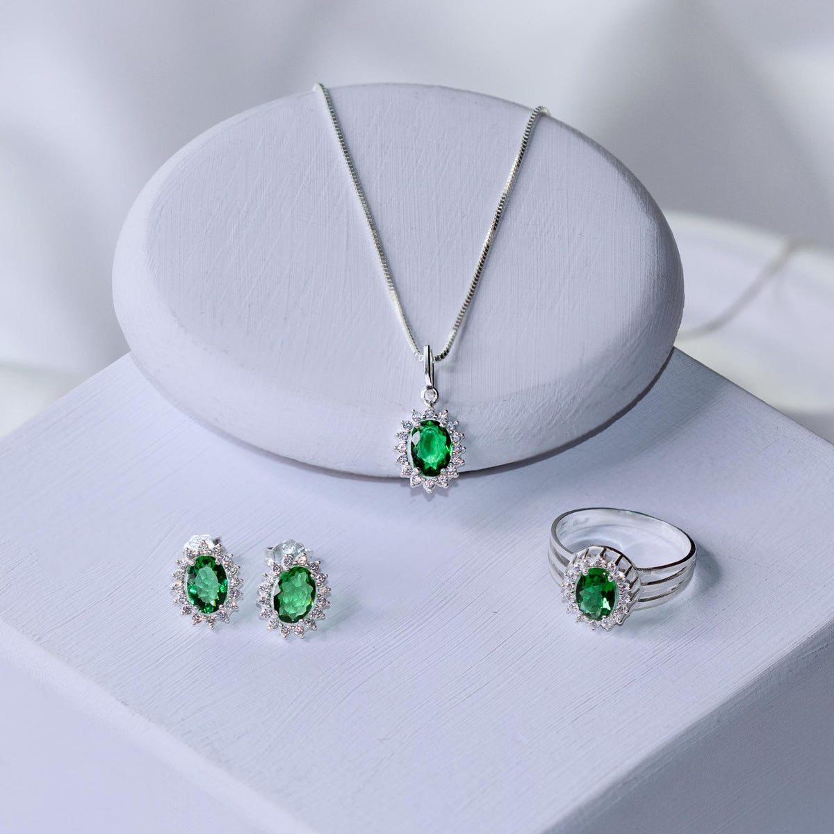 Anel de Prata Coleção Queens Oval Cristal Esmeralda 5x7mm e Zircônias Brancas - foto 3