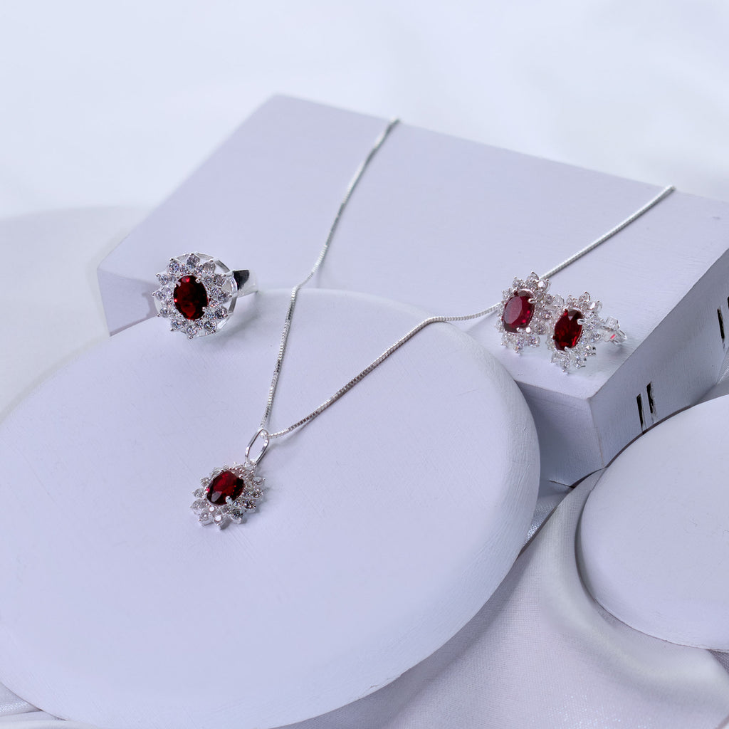 Anel de Prata Coleção Queens Oval Cristal Rubi 6x8mm e Zircônias Brancas - foto 3