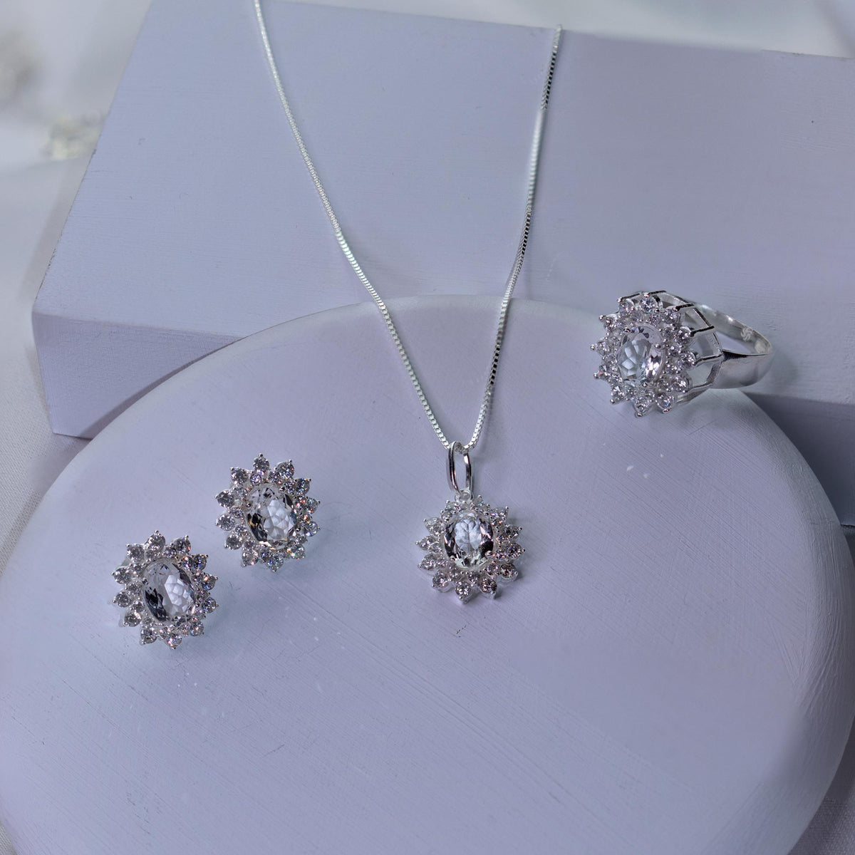 Anel de Prata Coleção Queens Oval Cristal 6x8mm e Zircônias Brancas - foto 3