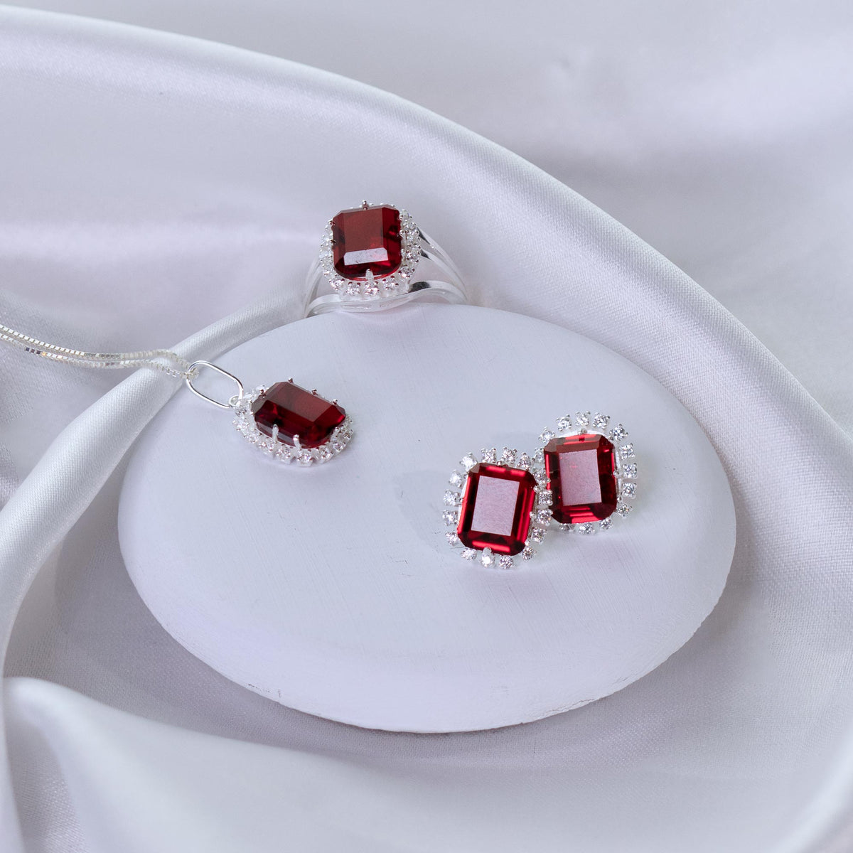 Anel de Prata Coleção Queens Cristal Safira Rubi 8x10mm e Zircônias Brancas - foto 3