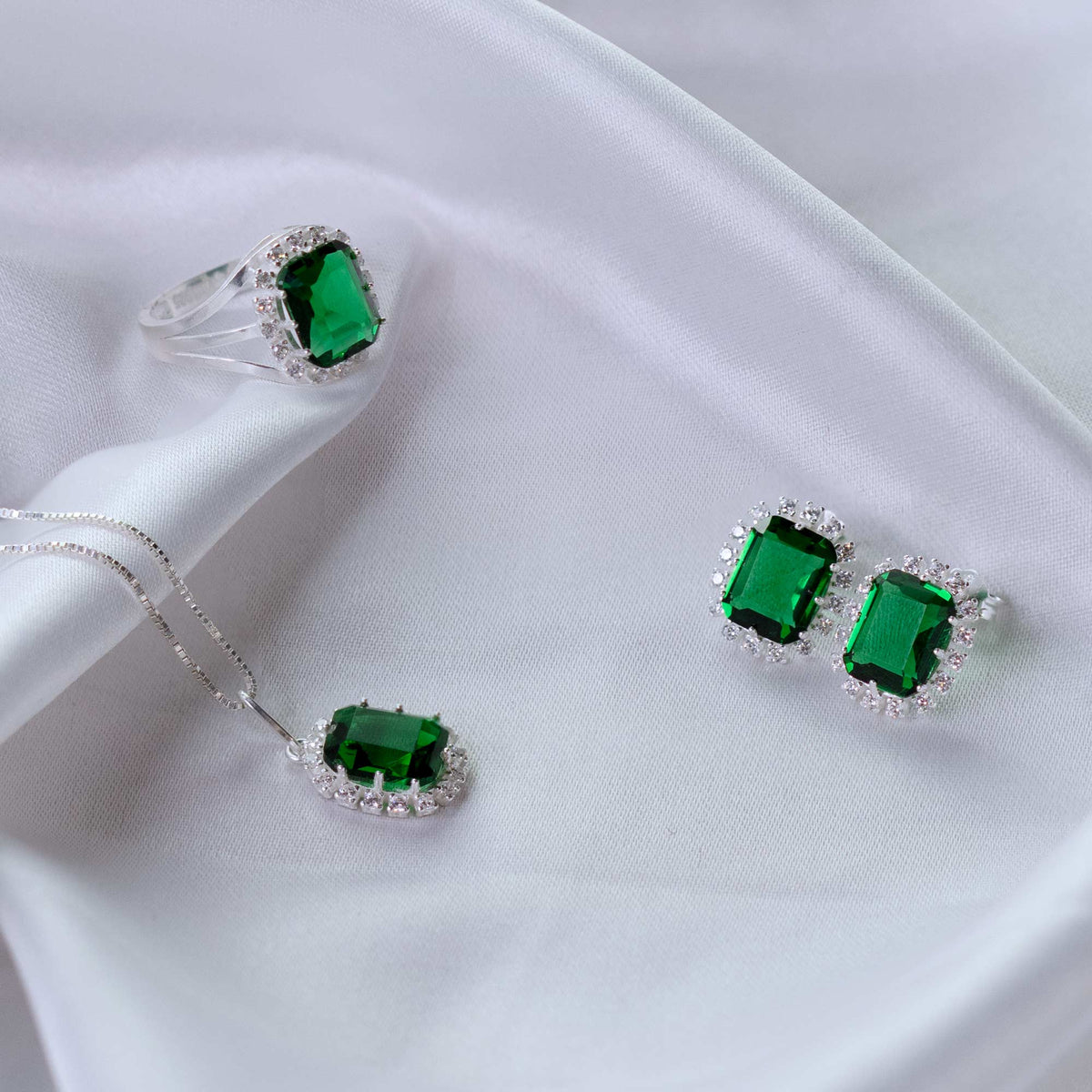 Anel de Prata Coleção Queens Cristal Esmeralda 8x10mm e Zircônias Brancas - foto 5