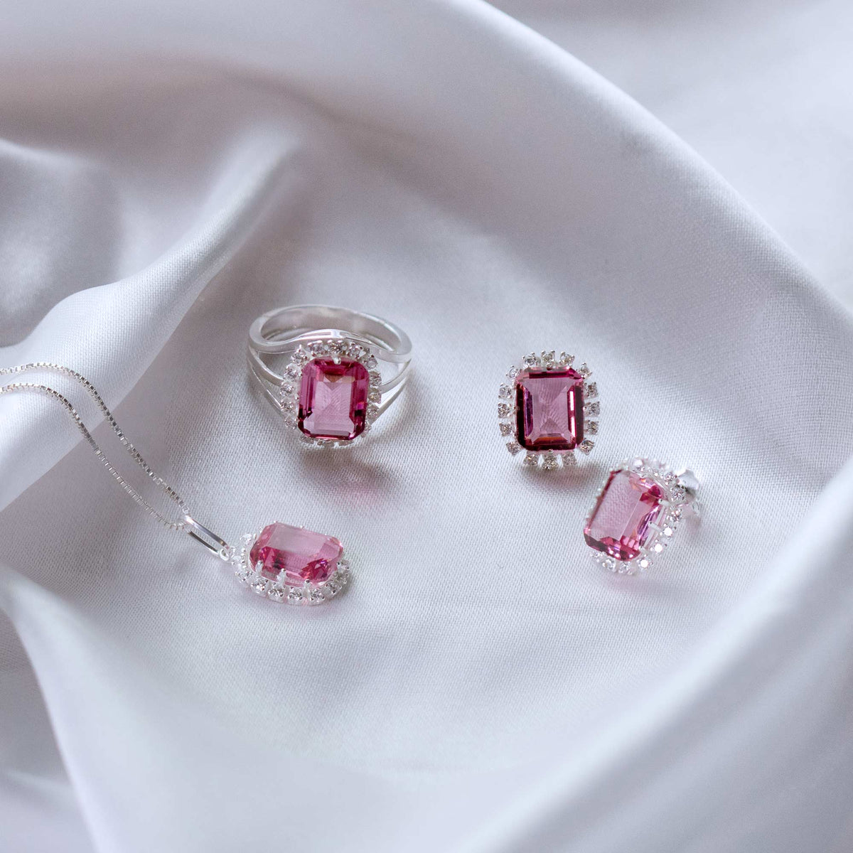 Anel de Prata Coleção Queens Cristal Safira Rosa 8x10mm e Zircônias Brancas - foto 3