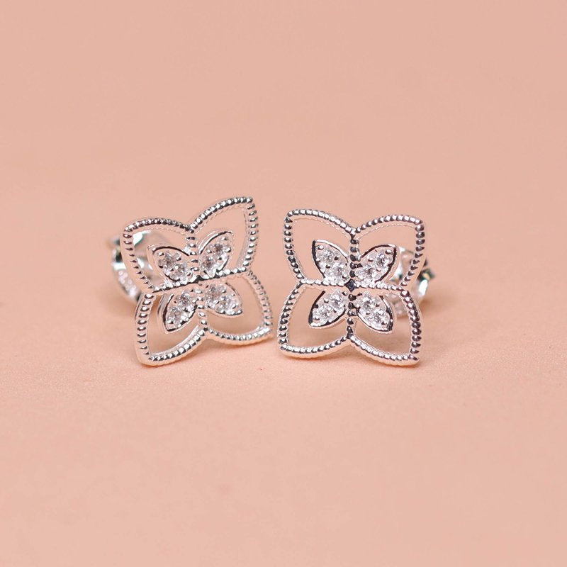 Brinco de Prata Flor de Lis Coleção Florescer 13x13mm
